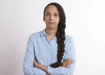 krænkelseskultur - kvinde ser krænket ud med hænderne over kors