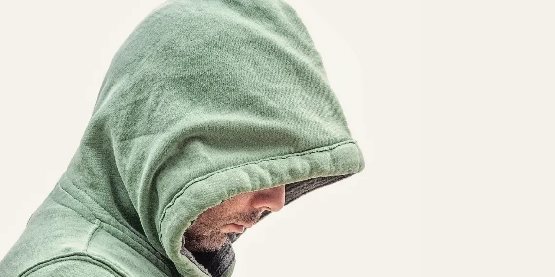 mand på kontanthjælp i hoodie er forarmet