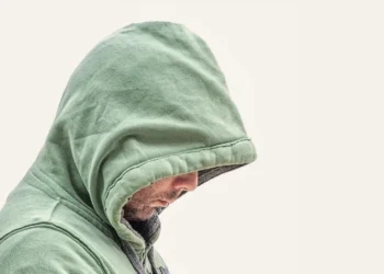 mand på kontanthjælp i hoodie er forarmet