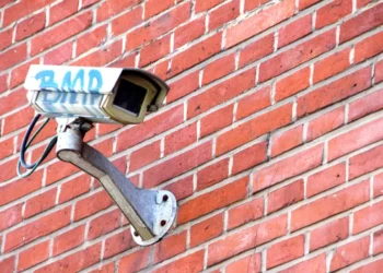 overvågningen - kamera sidder højt på murstensvæg