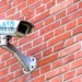 overvågningen - kamera sidder højt på murstensvæg