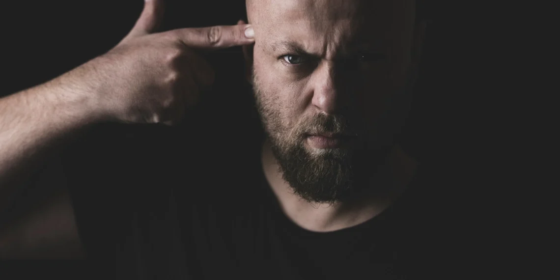 Selvmord - mand peger med pegefingeren på tindingen