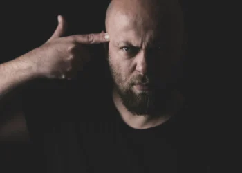 Selvmord - mand peger med pegefingeren på tindingen