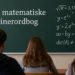 Sviner - børn undervises i matematik. På tavlen står ligninger og den matematiske svinerordbog