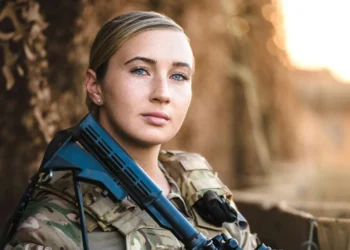 værnepligt for kvinder - kvindelig soldat med M16 riffel i skødet