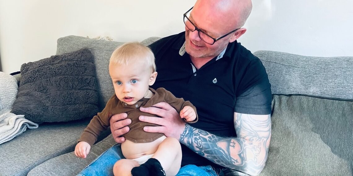 Nikolaj Mackowski sidder med Arthur som farfar