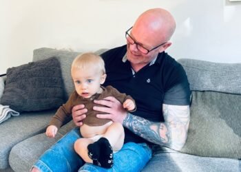 Nikolaj Mackowski sidder med Arthur som farfar