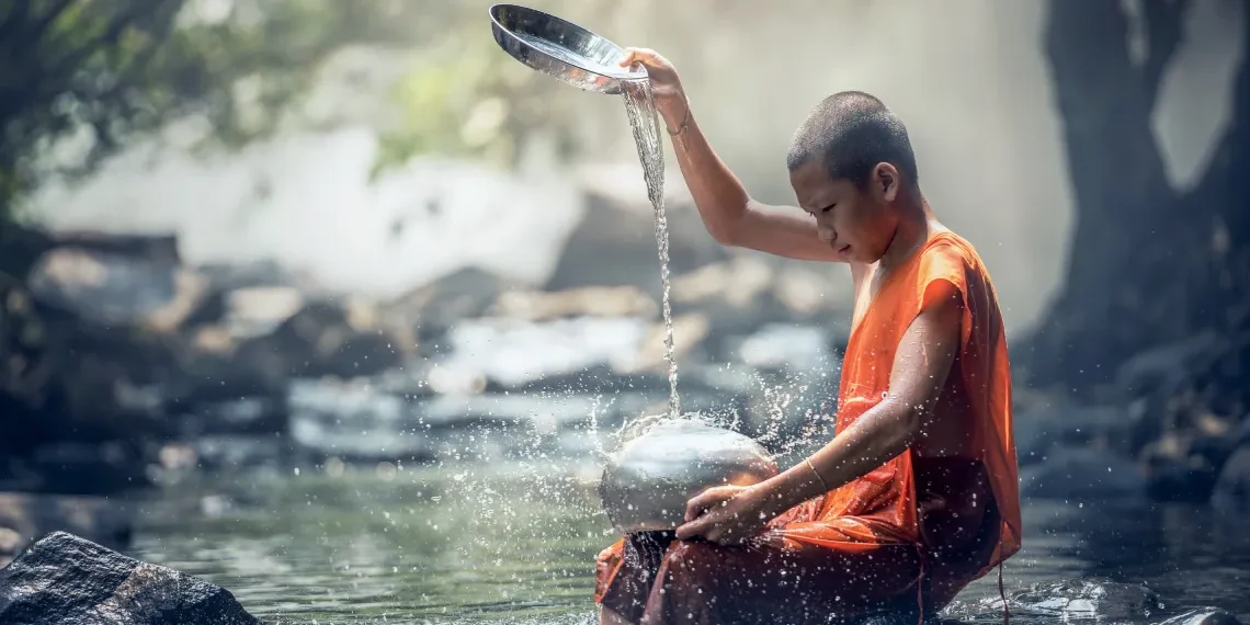 karma - buddhistisk dreng sidder midt i lav flod